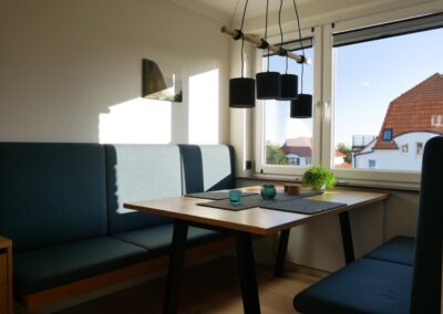 Sitzecke im Sonnenlicht, gemütliche Sitzecke mit Holztisch